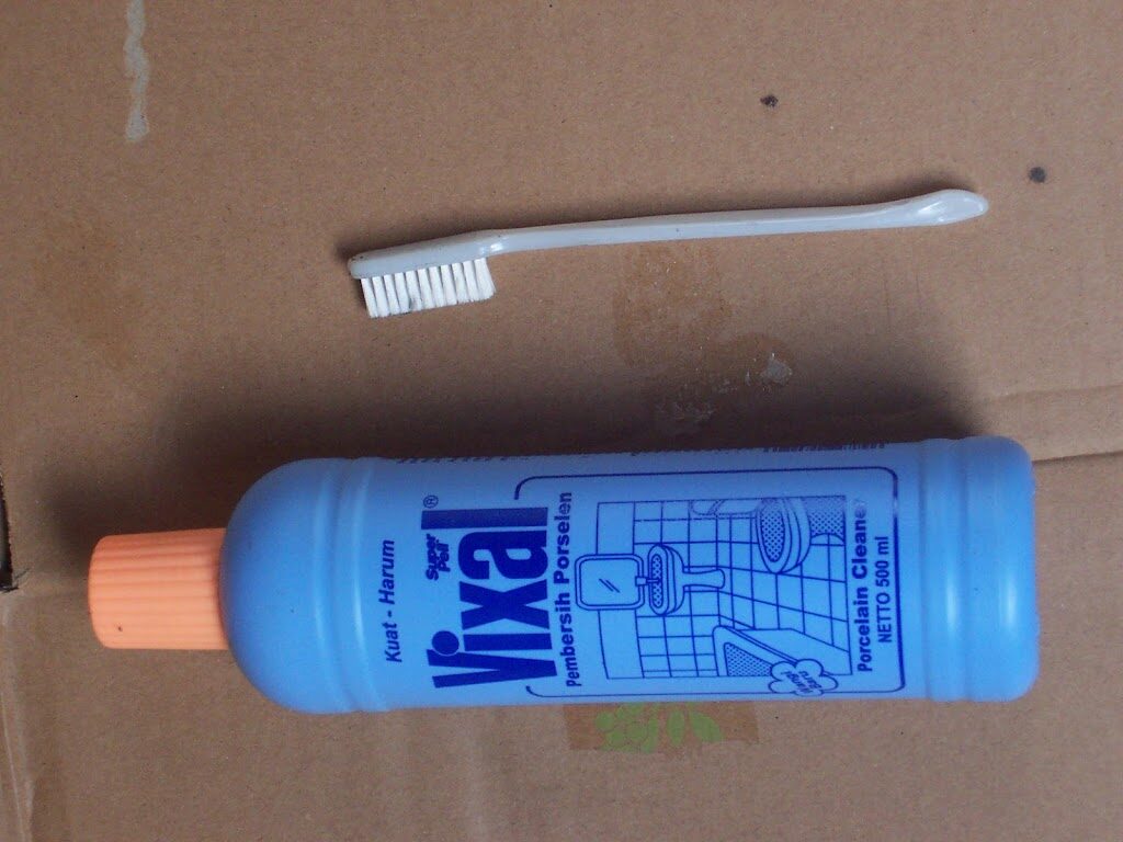 Membersihkan Kerak Yang Ada di Mesin Dengan Vixal Pembersih Keramik