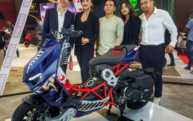 Ariel Noah ke SMAN 23 Bandung menggunakan Italjet Dragster A.R.L