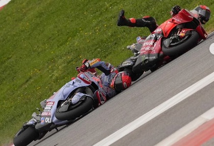 tabrakan Francesco Bagnaia dengan Marc Marquez